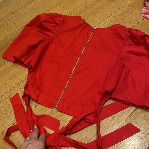 Hers&mine Woman’s red top with buff sleeves and tied sides - Picture 8 of 9